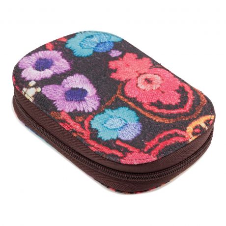 Pochette couture garnie d'accessoires fleurs brod�es